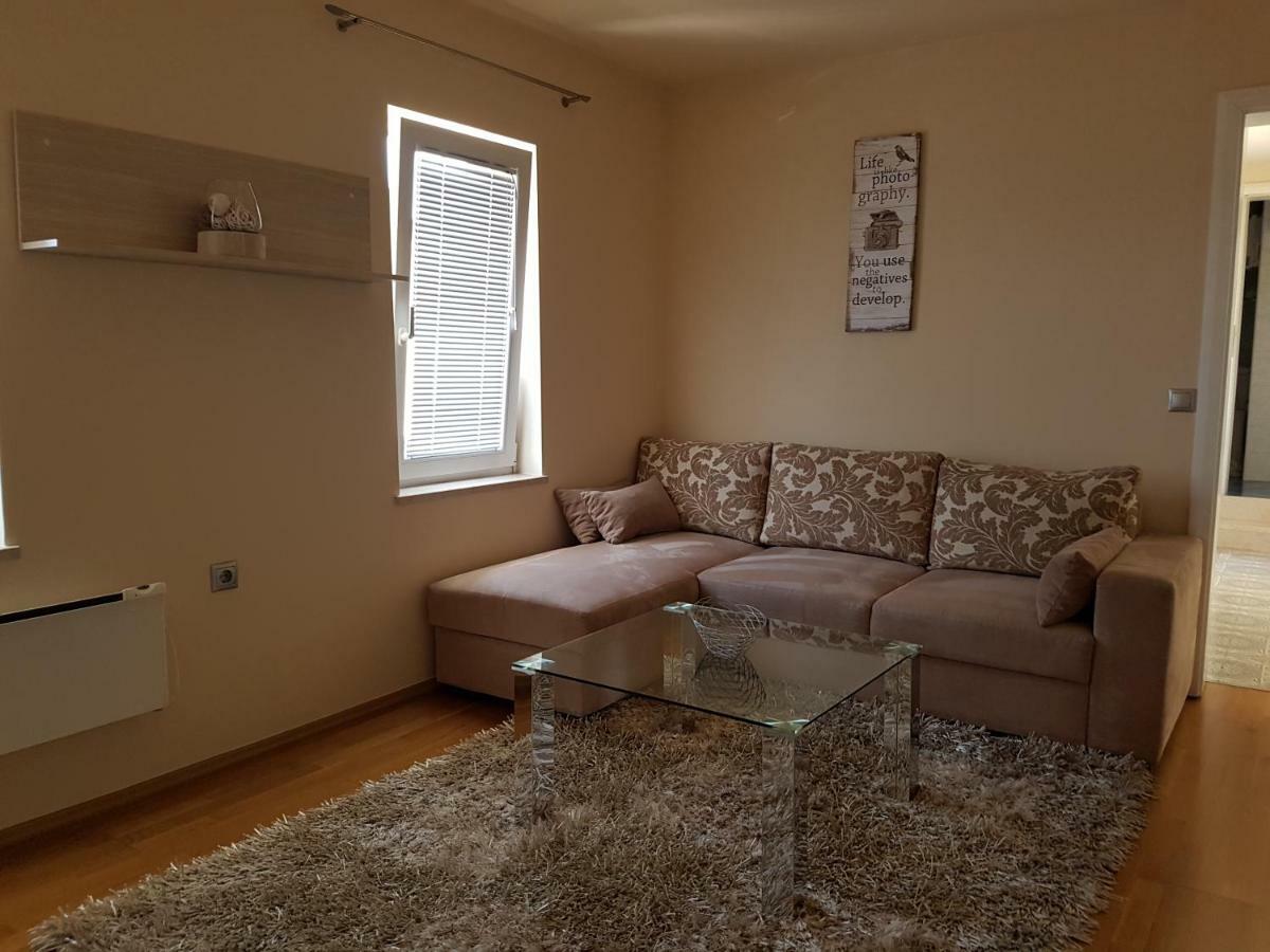 Eleven Apartment *