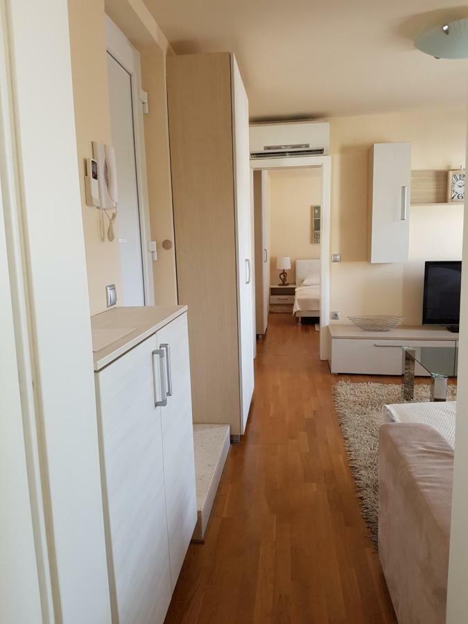 Eleven Apartment *