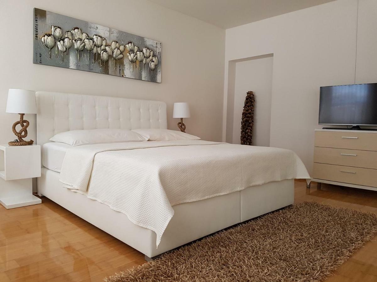 Apartment Eleven