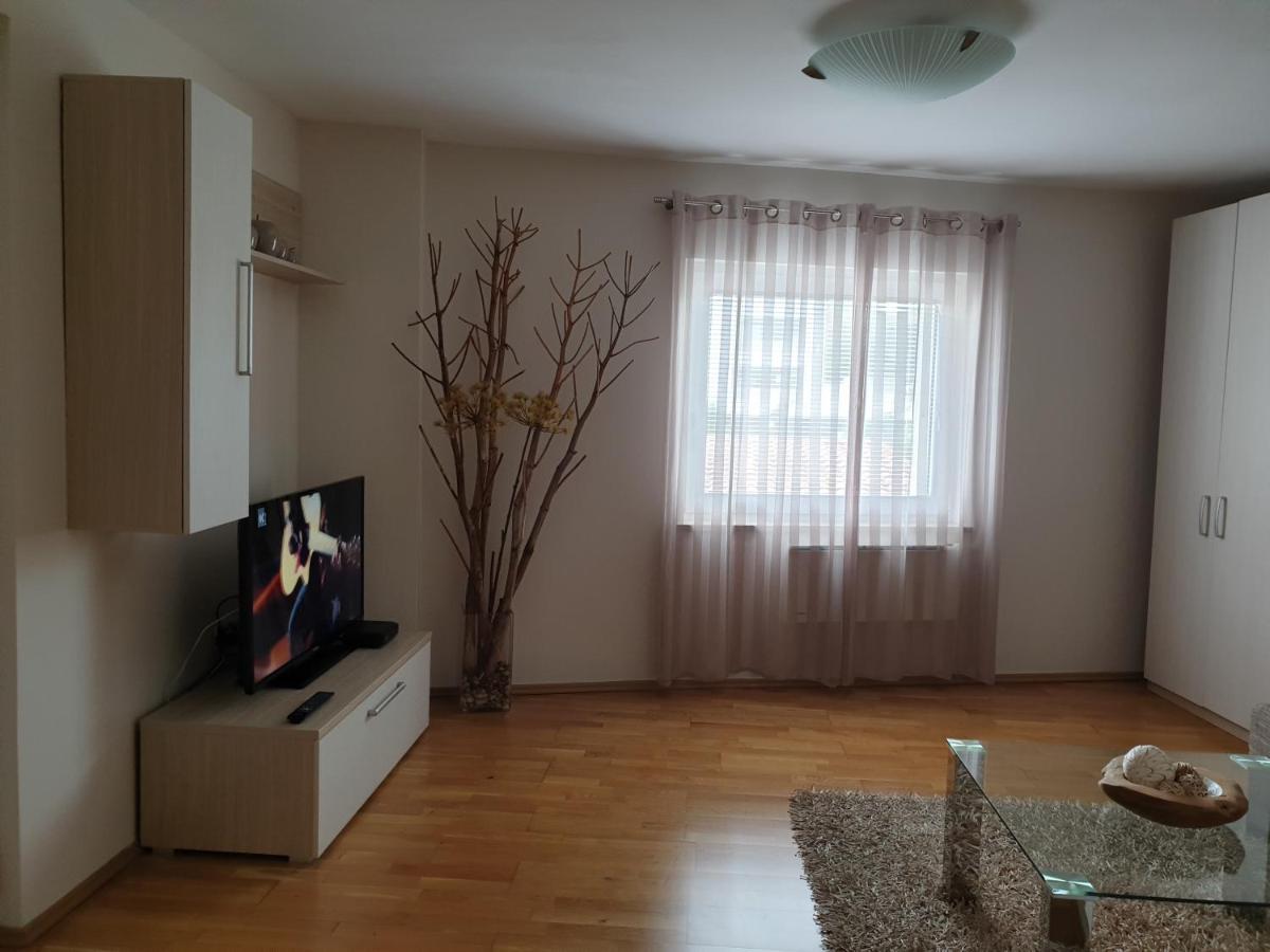 Eleven Apartment *